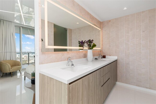 Building Photo - 1040 Biscayne Blvd