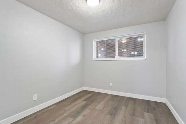 Building Photo - MOVE IN SPECIAL 1ST MONTH RENT FREE!! 2 be...