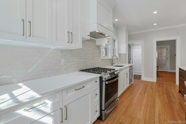 Building Photo - 10 Robins Rd