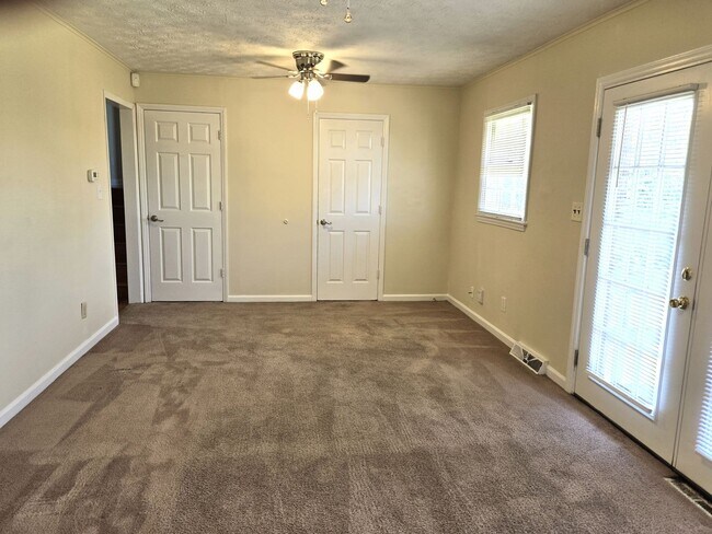 Building Photo - House in Gainesway With Huge Yard      250731