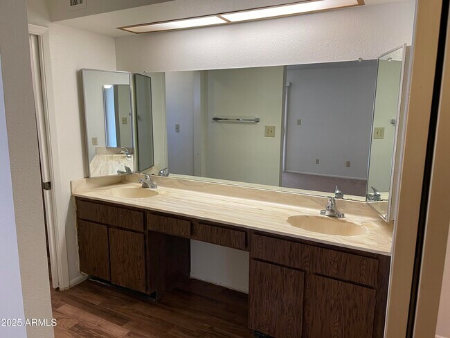 Building Photo - 10014 N 44th Dr