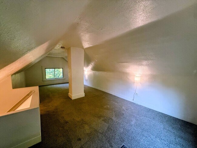 Building Photo - 560 Lovers Ln