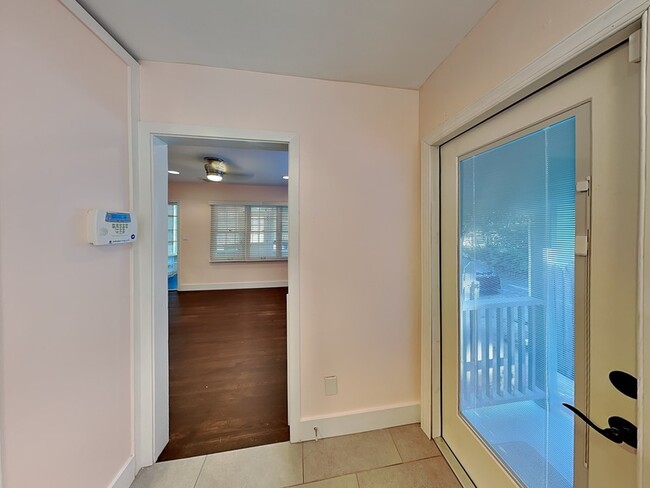 Building Photo - 533 Lake Como Cir