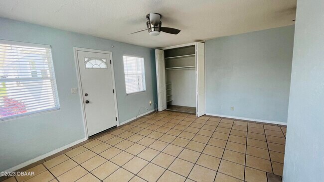 Building Photo - 921 N Wild Olive Ave