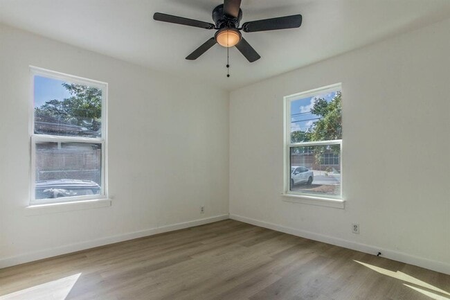 Building Photo - 415 W Hutchins Pl