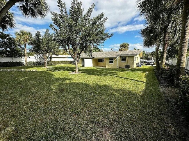 Building Photo - 323 Northlake Dr