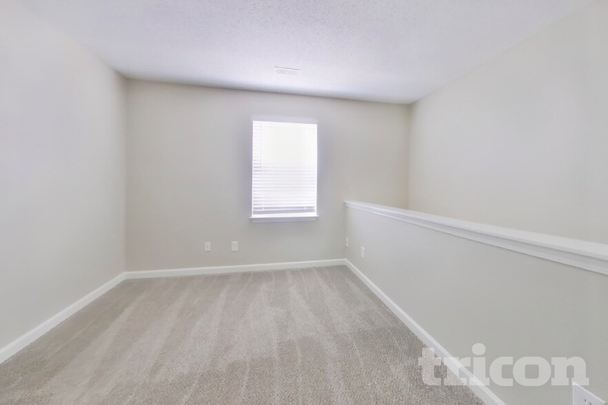 Building Photo - 4525 Connaught Dr E