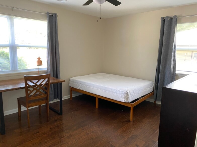 Master bedroom - 1420 Marlyn Dr