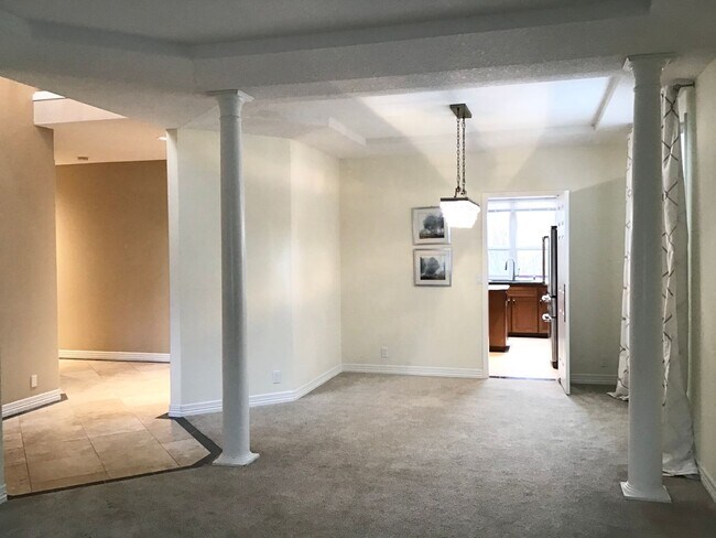 Building Photo - For Rent - Exceptional Murrayhill Location...