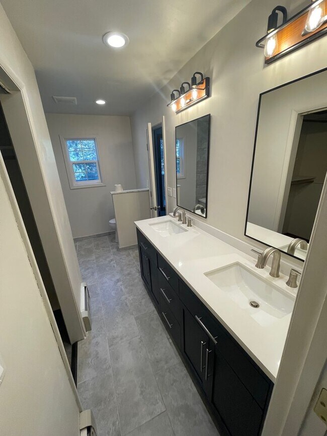 Building Photo - Quiet 4Bd 2Ba home avail. for a 3-5 month Seasonal Lease! Avail. Call and inquire today!