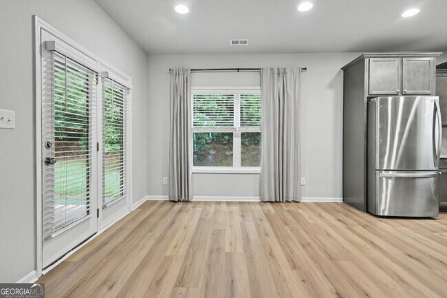 Building Photo - 270 S Ridge