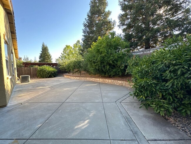 Building Photo - Cozy and Spacious Home in Elk Grove