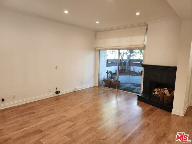 Building Photo - 1546 Palisades Dr