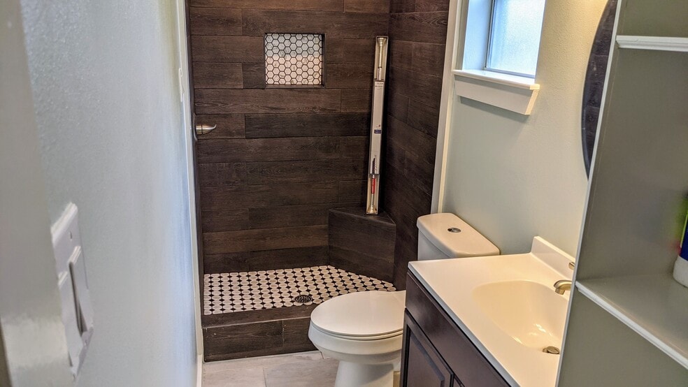 Building Photo - 917 Hendricks Ave