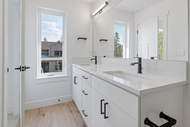 Building Photo - New Construction Townhome in SIsters