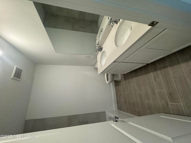 Building Photo - 113 Pentwater Rd