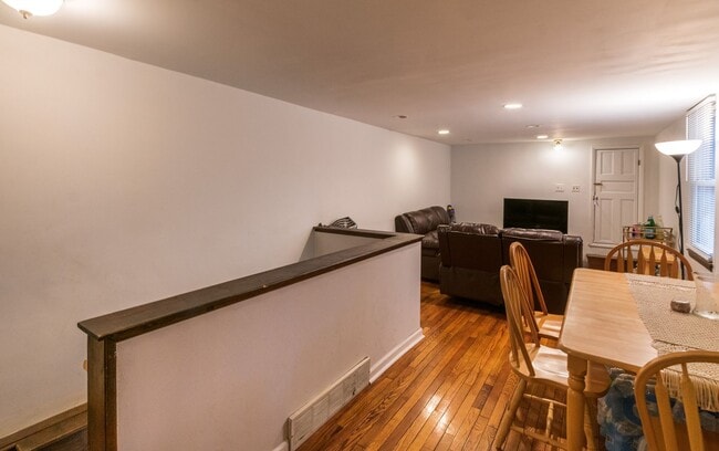 Building Photo - 2138 Mt Vernon St