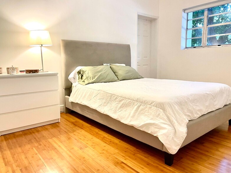 Master bed - 4812 Pine Tree Dr