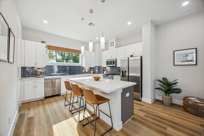 Building Photo - 903 Quitman St