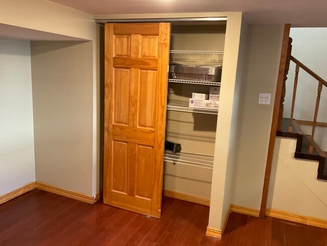 Building Photo - 566 N Howard Ave