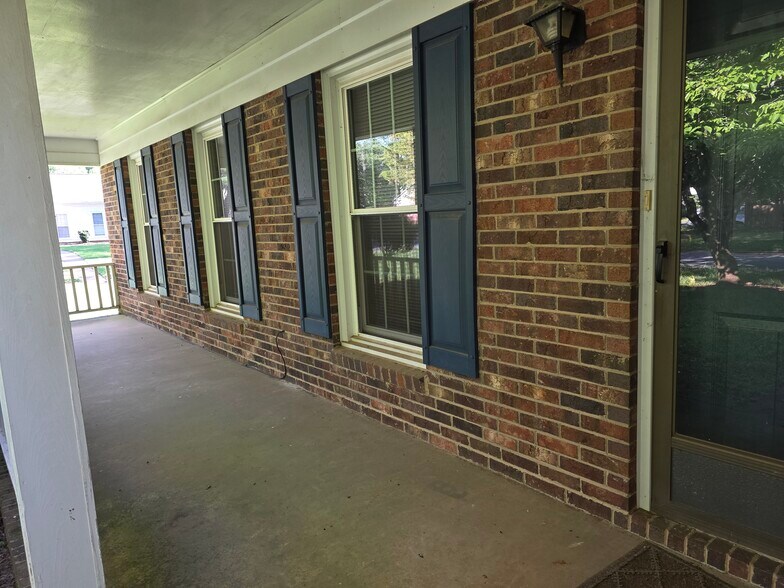 Building Photo - 1301 Rock Point Rd