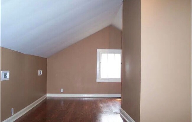 Building Photo - Sylvan Park Craftsman!!