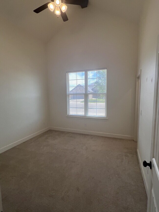 Building Photo - 322 Cowboy Ln