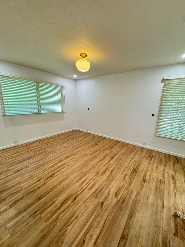 Building Photo - 3 BED, 2 BATH, 2 Parking with AC- Kalani I...