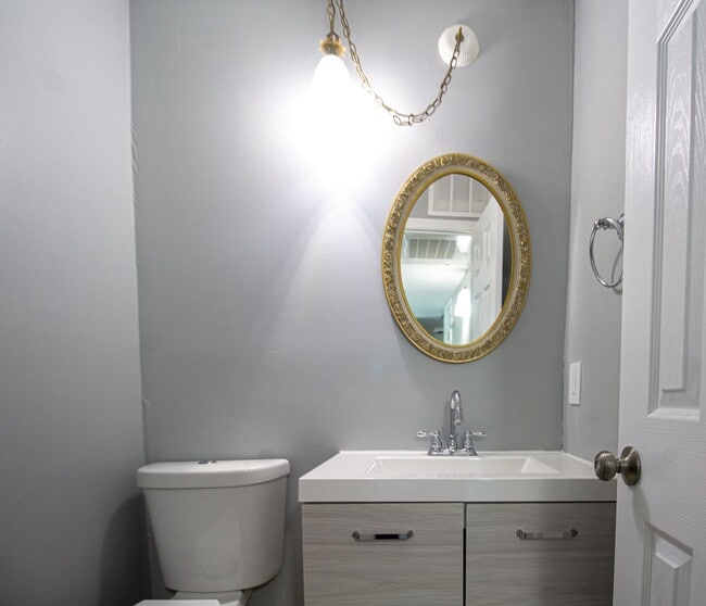 Building Photo - 3 Bed 1.5 Bath Condo in Lakewood Estate