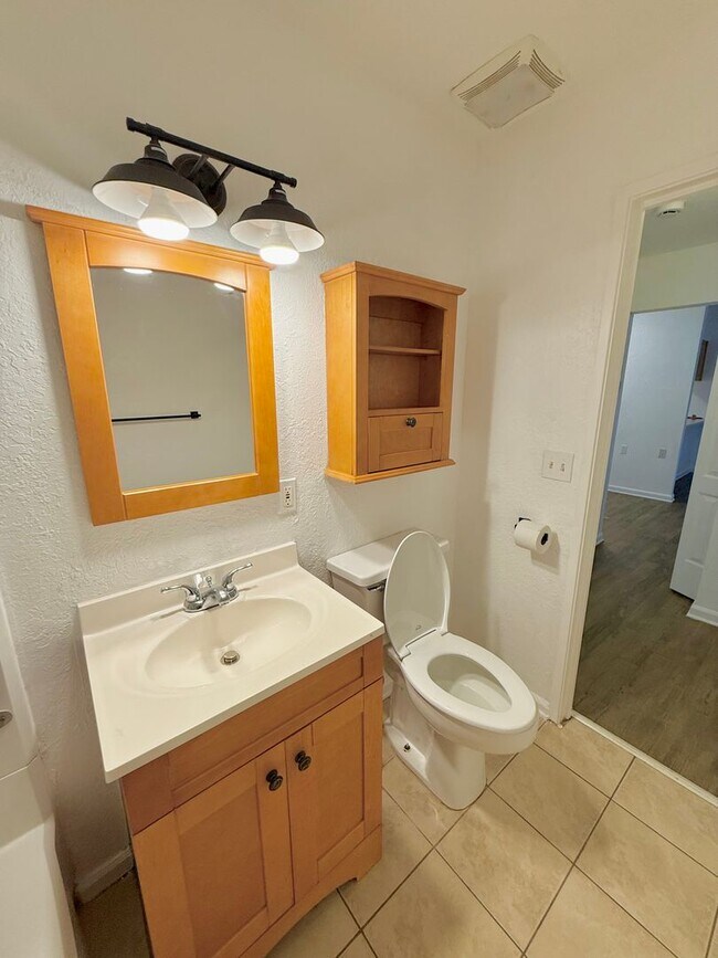 Building Photo - Now available! Charming 2 bed / 1 bath condo in a prime Tallahassee location.