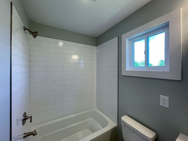 Building Photo - Beautiful Compact Cottage in South Asheville