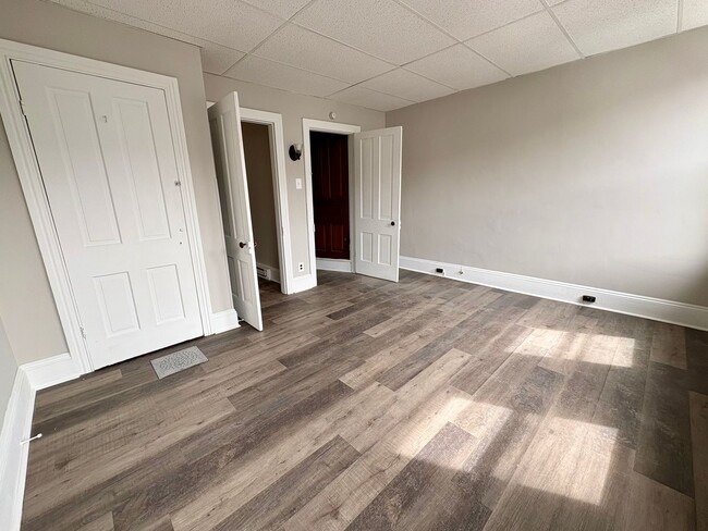 Building Photo - 2 Bedroom 1 Bathroom in York!