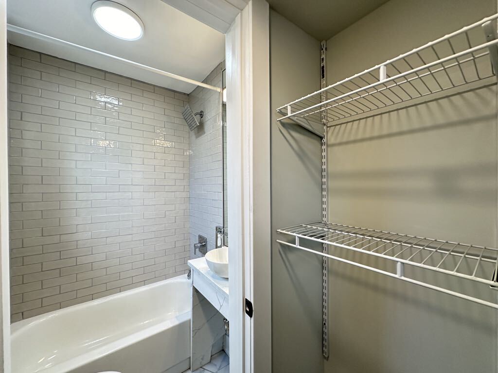 Building Photo - 545 W Belmont Ave