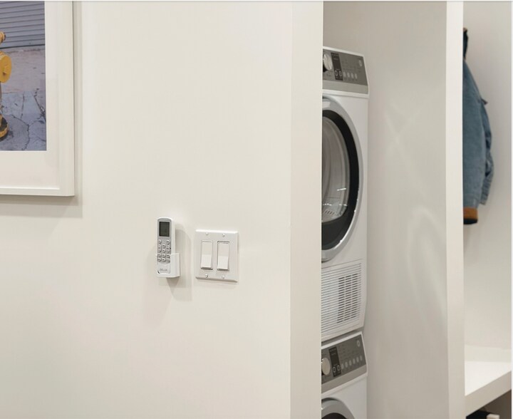 Building Photo - 1448 N Fuller Ave