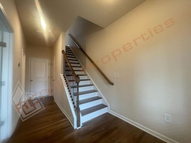 Building Photo - Luxury 3 Story 4 BD/3.5 Bath Townhome @ Sm...