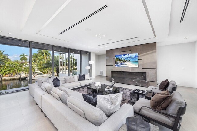 Building Photo - 440 Mola Ave