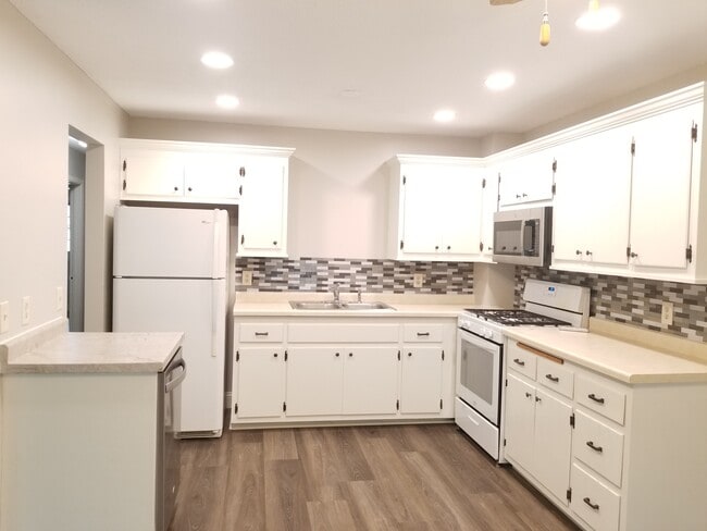 Building Photo - 220 Leighton Dr