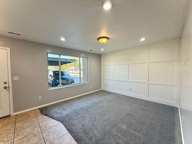 Building Photo - 3 Bedroom Layton Townhome Available Now