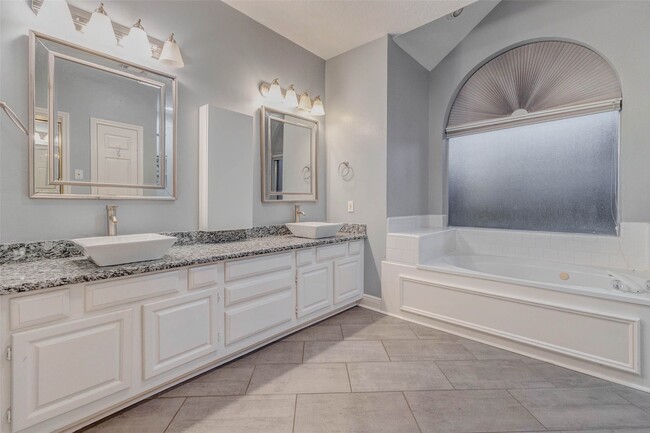 Building Photo - 1723 Park Ridge Dr