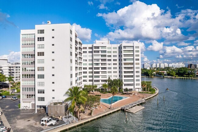 Building Photo - 9102 W Bay Harbor Dr
