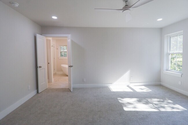 Building Photo - 4 Bed | 3 Bath on Keystone Lake!