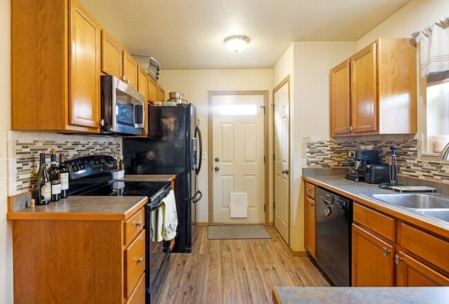 Building Photo - Gorgeous 4 Bed / 3 Bath Home on Hermione Lane!