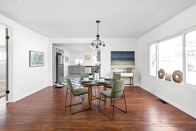 Building Photo - Remodeled 3 Bed 2 Full Bath Within Walking...