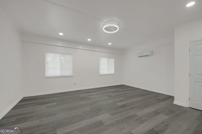 Building Photo - 137 Hillcrest Dr SE