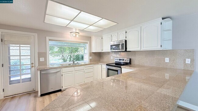Building Photo - 750 N Paradise Valley Ct
