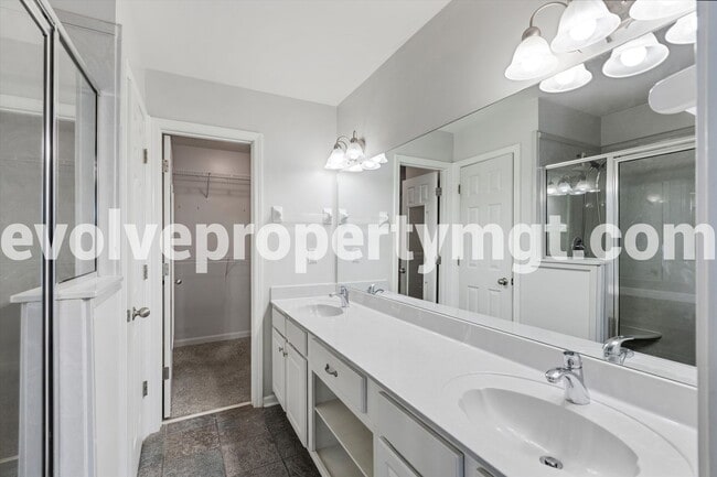 Building Photo - 1250 Island Pl E