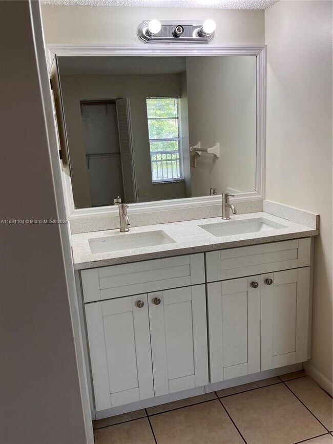 Building Photo - 10143 Twin Lakes Dr