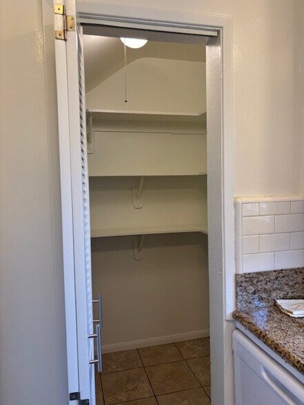 Building Photo - 641 Loma Dr