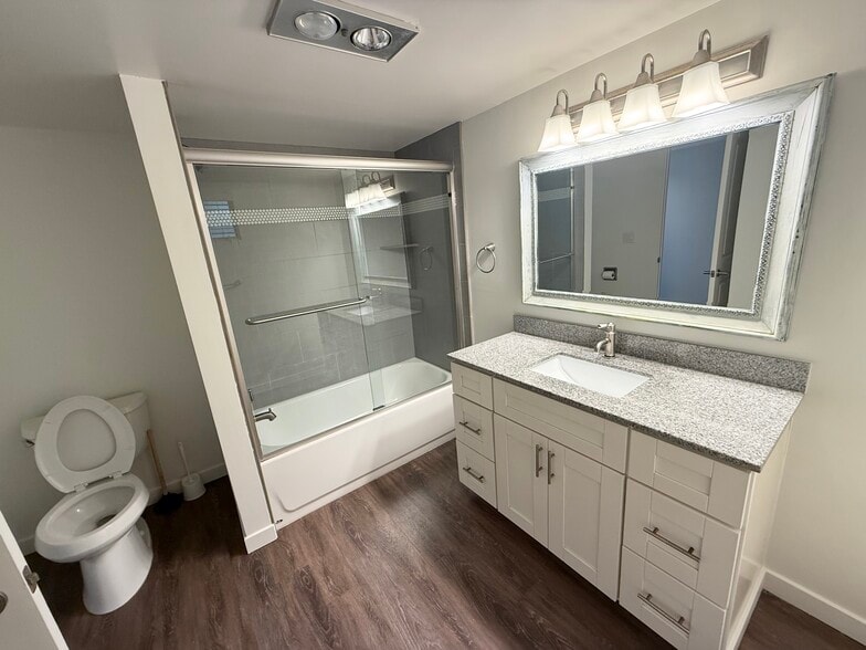 Guest bath - 235 Avenida Aragon