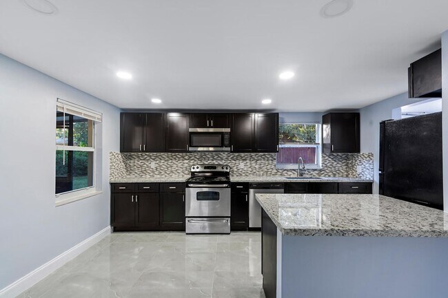 Building Photo - 5073 SW 28th Ave